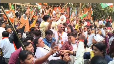 Congress party workers clashed with the Bharatiya Janata Party (BJP) counterparts on Thursday in Sakchi (HT Photo)