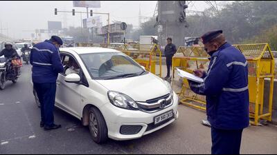 Delhi Traffic Police conduct checks at the Delhi–NCR border on Thursday. (Sakib Ali/ht photo) Delhi Traffic Police conduct checks at the Delhi–NCR border on Thursday. (Sakib Ali/ht photo)
