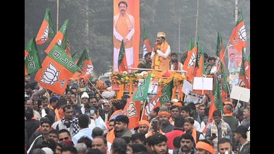 Newly appointed Bihar BJP president Sanjay Saraogi being welcomed during a road show at Nehru Path in Patna, on Thursday (SANTOSH KUMAR/HT)