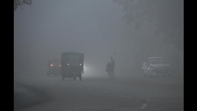 Patna engulfed in dense fog on Thursday (SANTOSH KUMAR/HT) Patna engulfed in dense fog on Thursday (SANTOSH KUMAR/HT)