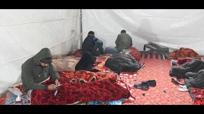 People beat the cold during night at pagoda-style shelter set up near PD Tandon Park in Prayagraj. (HT) People beat the cold during night at pagoda-style shelter set up near PD Tandon Park in Prayagraj. (HT)
