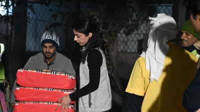 Roshy Chhillar distributing blankets at a shelter home in Gurugram on Thursday. (Parveen Kumar/HT Photo) Roshy Chhillar distributing blankets at a shelter home in Gurugram on Thursday. (Parveen Kumar/HT Photo)