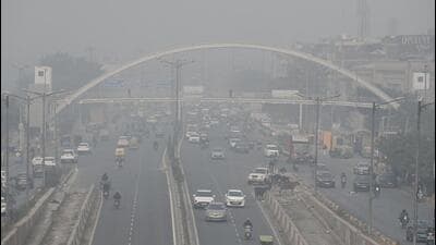Severe pollution at Anand Vihar. (RAJ K RAJ /HT PHOTO) Severe pollution at Anand Vihar. (RAJ K RAJ /HT PHOTO)