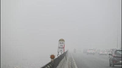 The Delhi-Gurgaon Expressway on Thursday morning. (Parveen Kumar/HT Photo) The Delhi-Gurgaon Expressway on Thursday morning. (Parveen Kumar/HT Photo)