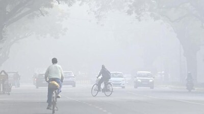 Dense fog and poor air quality disrupted visibility and delayed trains, prompting advisories from airports and authorities. (HT photo) (HT_PRINT) Dense fog and poor air quality disrupted visibility and delayed trains, prompting advisories from airports and authorities. (HT photo) (HT_PRINT)