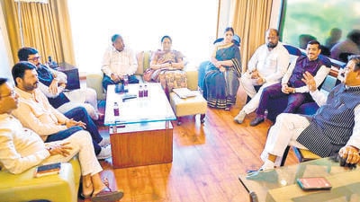 This was confirmed after a meeting of senior BJP and Shiv Sena leaders held in Pune on Thursday. BJP leaders Murlidhar Mohol, Chandrakant Patil, Madhuri Misal, Dheeraj Ghate and Ganesh Bidkar were present, while the Shiv Sena was represented by Vijay Shivthare, Sanjay More and Nana Bhangire. (HT)