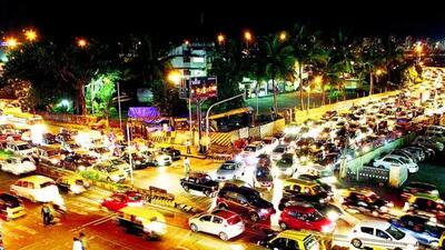 Vehicles heading towards the suburbs get stuck in traffic jams every evening on this stretch of SV road in Bandra. (HT Photo) Vehicles heading towards the suburbs get stuck in traffic jams every evening on this stretch of SV road in Bandra. (HT Photo)
