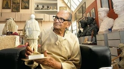Sculptor Ram Vanji Sutar at his studio in Noida. (Sunil Ghosh/HT Photo)