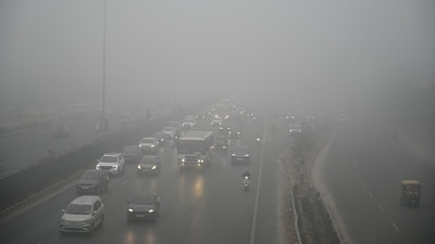 Amid the slow movement of air in winter, pollution has been deteriorating in the city with government enforcing stricter curbs (Parveen Kumar/Hindustan Times) Amid the slow movement of air in winter, pollution has been deteriorating in the city with government enforcing stricter curbs (Parveen Kumar/Hindustan Times)