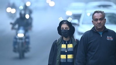 Delhi residents struggled to breat asair quality remained at ‘very poor’ on thursday. (Sanchit Khanna/Hindustan Times) Delhi residents struggled to breat asair quality remained at ‘very poor’ on thursday. (Sanchit Khanna/Hindustan Times)