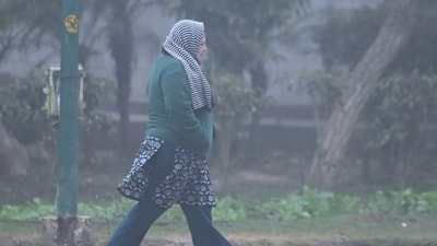 Delhi residents were seen walking in the park with covered faces amid low visibility and toxic smog (Vipin Kumar/Hindustan Times) Delhi residents were seen walking in the park with covered faces amid low visibility and toxic smog (Vipin Kumar/Hindustan Times)