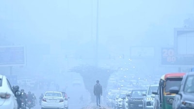 Visuals showed commuters in the early hours of Thursday amid the dense layer of fog in Delhi (Sanchit Khanna/Hindustan Times) Visuals showed commuters in the early hours of Thursday amid the dense layer of fog in Delhi (Sanchit Khanna/Hindustan Times)