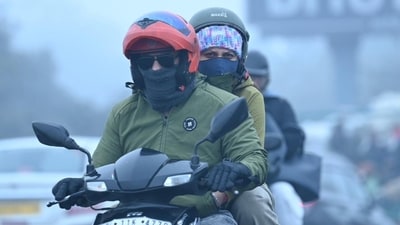 People were seen travelling with face masks as experts warned of health risks, especially for old people and childrens. (Sanchit Khanna/Hindustan Times) People were seen travelling with face masks as experts warned of health risks, especially for old people and childrens. (Sanchit Khanna/Hindustan Times)