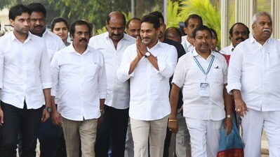 వైసీపీ నేతలతో జగన్ వైసీపీ నేతలతో జగన్