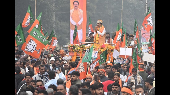 Newly appointed Bihar BJP president Sanjay Saraogi being welcomed during a road show at Nehru Path in Patna, on Thursday (SANTOSH KUMAR/HT)