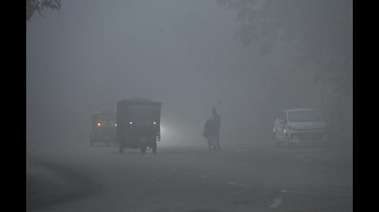 Patna engulfed in dense fog on Thursday (SANTOSH KUMAR/HT)