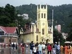 Anticipating heavy influx of tourists will arrive in Shimla to celebrate Christmas and New Year, deputy commissioner, Shimla, Anupam Kashyap issued directions to set up temporary checkposts at various locations between Shoghi and Tara Devi during this period, where ambulance facilities will also be available. (HT File)