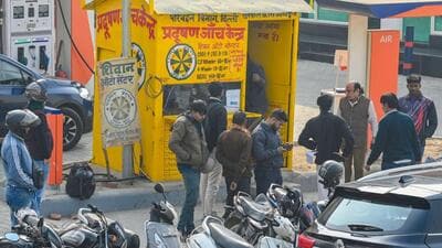A queue outside a PUC centre in Mayur Vihar. (RAJ K RAJ /HT PHOTO) A queue outside a PUC centre in Mayur Vihar. (RAJ K RAJ /HT PHOTO)