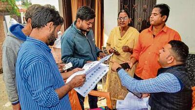 At stake are the 2.96 crore (29.6 million) uncollectible voters whose names may get excised from the rolls. (FILE PHOTO) At stake are the 2.96 crore (29.6 million) uncollectible voters whose names may get excised from the rolls. (FILE PHOTO)