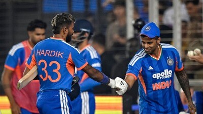 ভারতের বিধ্বংসী ব্যাটিং-এর ঘায়ে আহত আম্পায়ার, ক্যামেরাম্যান!তবে ‘সিরিজ’ সূর্যদের. (Photo by Shammi MEHRA / AFP) / (AFP) ভারতের বিধ্বংসী ব্যাটিং-এর ঘায়ে আহত আম্পায়ার, ক্যামেরাম্যান!তবে ‘সিরিজ’ সূর্যদের. (Photo by Shammi MEHRA / AFP) / (AFP)