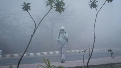A man covers his face as he navigates through fog and pollution in Dwarka. (Vipin Kumar/HT) A man covers his face as he navigates through fog and pollution in Dwarka. (Vipin Kumar/HT)