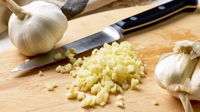 You're chopping your garlic wrong (Photo: Simply Recipes) You're chopping your garlic wrong (Photo: Simply Recipes)