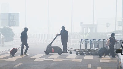 Passengers at IGI Airport amid severe fog in New Delhi on Friday. (Vipin Kumar/HT PHOTO) Passengers at IGI Airport amid severe fog in New Delhi on Friday. (Vipin Kumar/HT PHOTO)