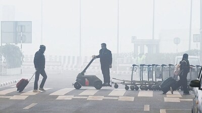 Passengers at IGI Airport amid severe fog in New Delhi on Friday. (Vipin Kumar/HT) Passengers at IGI Airport amid severe fog in New Delhi on Friday. (Vipin Kumar/HT)