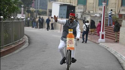 Samajwadi Party MLC Ashutosh Sinha holds a protest on the cough syrup issue at the Uttar Pradesh legislature complex in Lucknow on Friday. (Deepak Gupta/HT) Samajwadi Party MLC Ashutosh Sinha holds a protest on the cough syrup issue at the Uttar Pradesh legislature complex in Lucknow on Friday. (Deepak Gupta/HT)