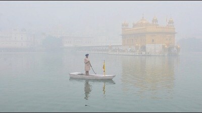 The Golden Temple engulfed in a thick blanket of fog in Amritsar on Friday. (SAMEER SEHGAL/HT) The Golden Temple engulfed in a thick blanket of fog in Amritsar on Friday. (SAMEER SEHGAL/HT)