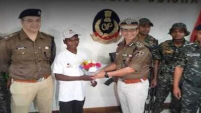 The minor Maoist surrendered before the Rourkela DIG Brijesh Roy and SP Nitesh Badhwani. (HT Photo)