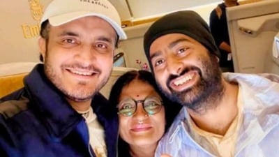 বিমানের বিজনেস ক্লাসে মহারাজের সঙ্গে সেলফি সস্ত্রীক অরিজিতের! কোথায় চললেন তাঁরা?