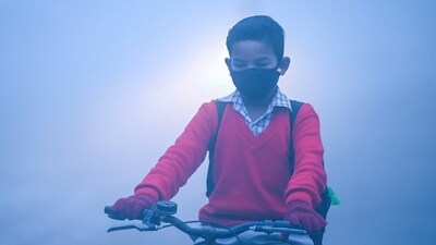 Schoolchildren head to school amid the first winter fog engulfing the capital in Dwarka, New Delhi, on Monday, December 15, 2025 (Hindustan Times) Schoolchildren head to school amid the first winter fog engulfing the capital in Dwarka, New Delhi, on Monday, December 15, 2025 (Hindustan Times)