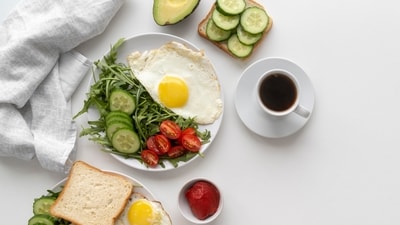 Coffee and salad are not the healthiest foods to have first thing in the morning, according to nutritionist. (Freepik) Coffee and salad are not the healthiest foods to have first thing in the morning, according to nutritionist. (Freepik)