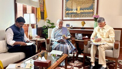 కేంద్ర ఆర్థిక మంత్రితో సీఎం చంద్రబాబు కేంద్ర ఆర్థిక మంత్రితో సీఎం చంద్రబాబు