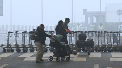 Morning chill and fog engulf the Delhi airport as passengers arrive to board flights. (Hindustan Times/ Vipin Kumar) Morning chill and fog engulf the Delhi airport as passengers arrive to board flights. (Hindustan Times/ Vipin Kumar)