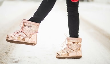 Snow boots keep feet warm, dry and stable - perfect for winter walks, travel and snowy adventures. (Pexels) Snow boots keep feet warm, dry and stable - perfect for winter walks, travel and snowy adventures. (Pexels)