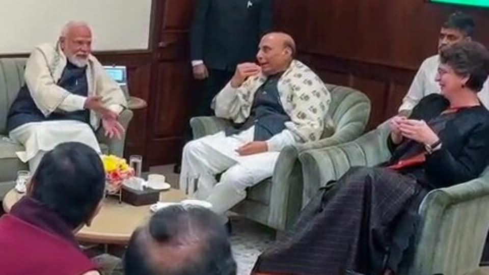 শুক্রবার লোকসভা স্পিকার ওম বিড়লা আয়োজিত চায়ের আড্ডায় যোগ দেন নরেন্দ্র মোদী, রাজনাথ সিং, প্রিয়াঙ্কা গান্ধী।
(ANI Video Grab) (ANI Video Grab )