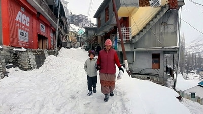 A woman walks with her child along a snow-covered road in Lahaul-Spiti on Thursday. (HT Photo/Aqil Khan) A woman walks with her child along a snow-covered road in Lahaul-Spiti on Thursday. (HT Photo/Aqil Khan)