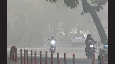 Commuters on their way amid foggy weather in Chandigarh. (Keshav Singh/HT) Commuters on their way amid foggy weather in Chandigarh. (Keshav Singh/HT)
