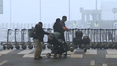 Morning chill and fog engulf the Delhi airport as passengers arrive to board flights. (Hindustan Times/ Vipin Kumar)