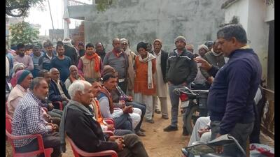 Farmers attending a “Kisan Pathshala” in a village in Prayagraj (HT Photo)