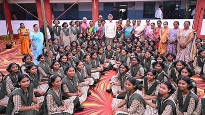 విద్యార్థినిలతో సీఎం చంద్రబాబు విద్యార్థినిలతో సీఎం చంద్రబాబు