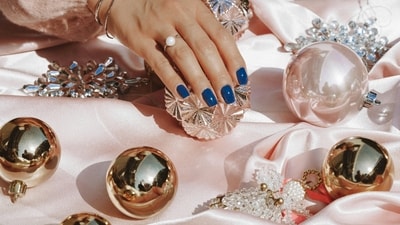 Modern Christmas nail designs focus on creativity and elegance, with options like plaid patterns, soft green shades, and minimalist accents. (Pexels) Modern Christmas nail designs focus on creativity and elegance, with options like plaid patterns, soft green shades, and minimalist accents. (Pexels)