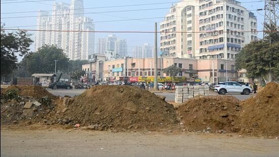 The dug up stretch seen near DLF phase 4 in Gurugram on Saturday. (Parveen Kumar/HT)