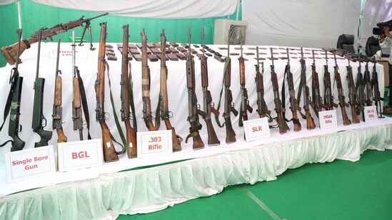 మావోయిస్టులు లొంగుబాటు - ఆయుధాలు అందజేత