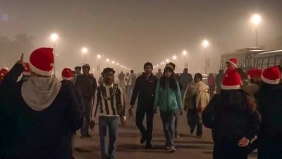 Gram it: Visitors at Kartavya Path walk amid a layer of smog as the entire sky above them appears engulfs in toxic air. Some weekend revellers add the much needed holiday cheer to the greys by flaunting red Santa caps! Delhi's AQI continues to remain 'very poor' as it stays above 300. (Photo: ANI) Gram it: Visitors at Kartavya Path walk amid a layer of smog as the entire sky above them appears engulfs in toxic air. Some weekend revellers add the much needed holiday cheer to the greys by flaunting red Santa caps! Delhi's AQI continues to remain 'very poor' as it stays above 300. (Photo: ANI)
