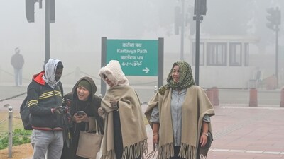 Gram it: No weather condition can deter the spirit of joyous revellers when they get to see the India Gate. Observing this bunch of smiling faces, on a cold and foggy morning at Kartavya Path, anyone can be convinced about the same and believe that Delhi winters are truly magical. (Photo: RAJ K RAJ / HT)