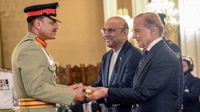 Prime Minister Shehbaz Sharif (R) and President Asif Ali Zardari (C) jointly conferring the Baton of Field Marshal on Chief of Army Staff Asim Munir. (AFP) Prime Minister Shehbaz Sharif (R) and President Asif Ali Zardari (C) jointly conferring the Baton of Field Marshal on Chief of Army Staff Asim Munir. (AFP)