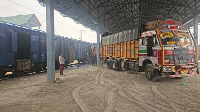 For the first time, a Food Corporation of India (FCI) foodgrain freight train reached Kashmir, an important milestone for the Himalayan valley which would often witness closure of Srinagar-Jammu national highway for traffic during bad weather days, sometimes extending for weeks in winters. (HT Photo) For the first time, a Food Corporation of India (FCI) foodgrain freight train reached Kashmir, an important milestone for the Himalayan valley which would often witness closure of Srinagar-Jammu national highway for traffic during bad weather days, sometimes extending for weeks in winters. (HT Photo)